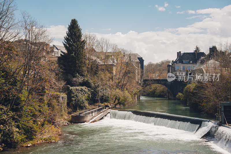 Oloron-Sainte-Marie, France)。